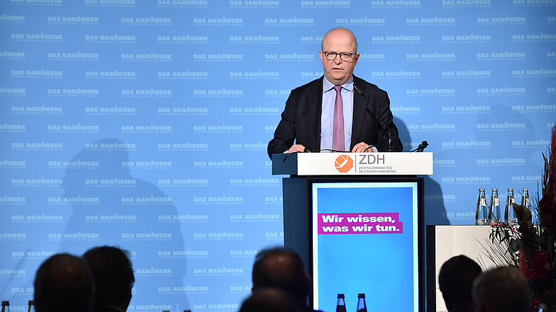 FDP-Präsidiumsmitglied Michael Theurer auf dem Podium des ZDH-Forums im November 2021.