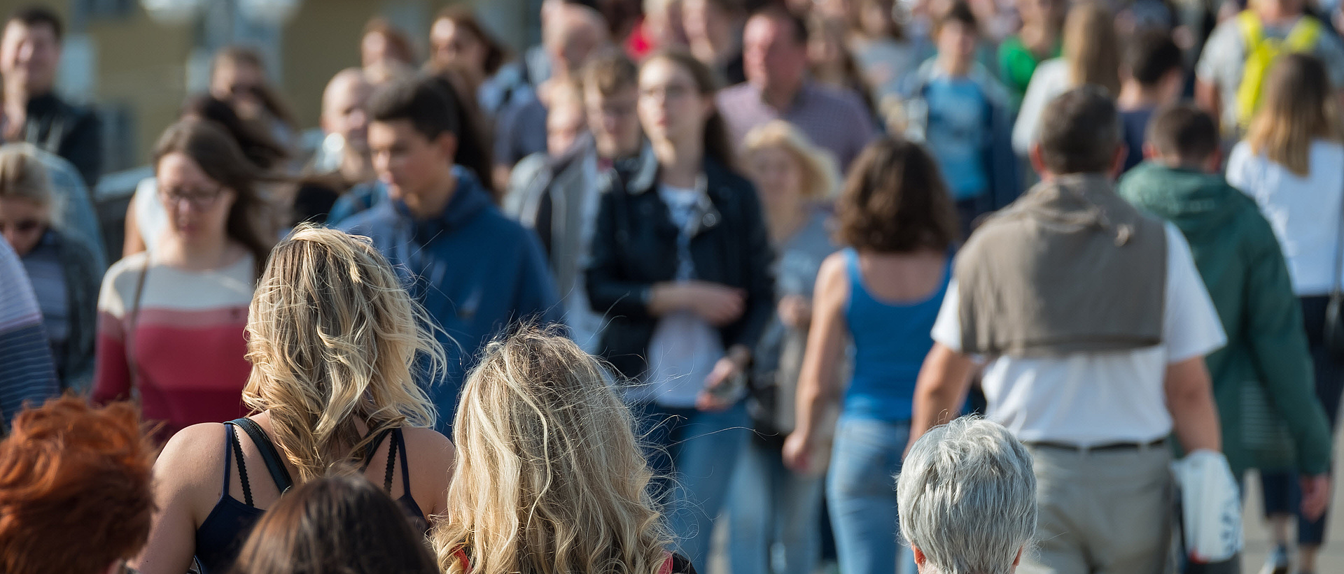 Menschenmenge ohne erkennbare Gesichter