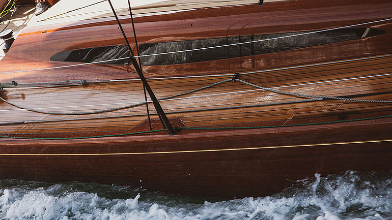 Holzboot im Wasser.