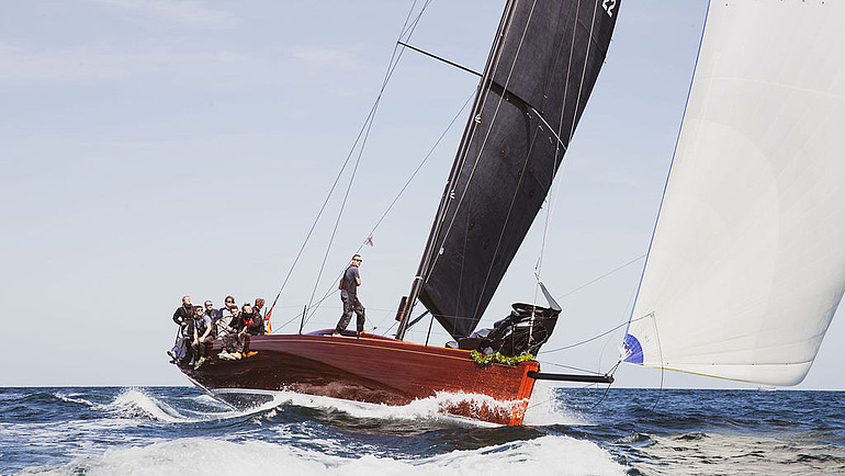 Segelboot auf offenem Meer