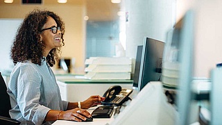 Zwei Kolleginnen im Büro an ihren Computerarbeitsplätzen