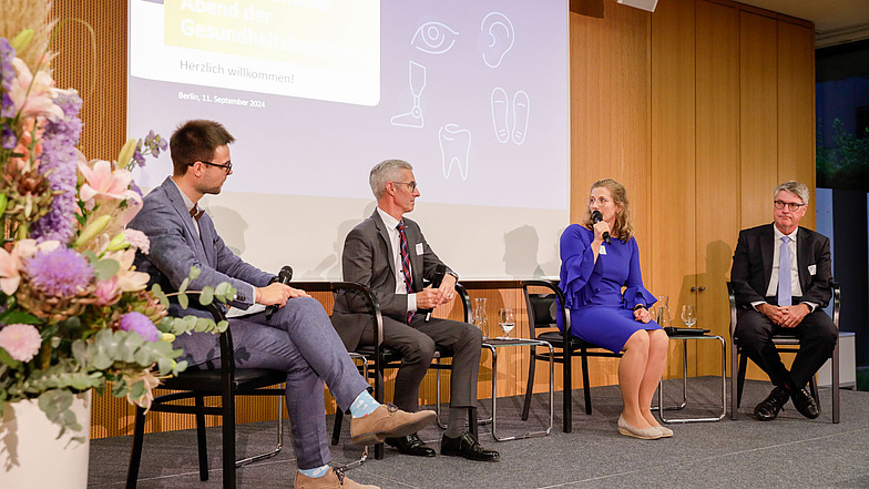 v.l.n.r.: Markus Schäfer (Referatsleiter Gesundheitshandwerke, ZDH), Eberhard Schmidt (Präsident, biha), Kristine Lütke MdB (Obfrau im Gesundheitsausschuss, FDP-Bundestagsfraktion), Dominik Kruchen (Präsident, VDZI) beim Parl. Abend der Gesundheitshandwerke 2024