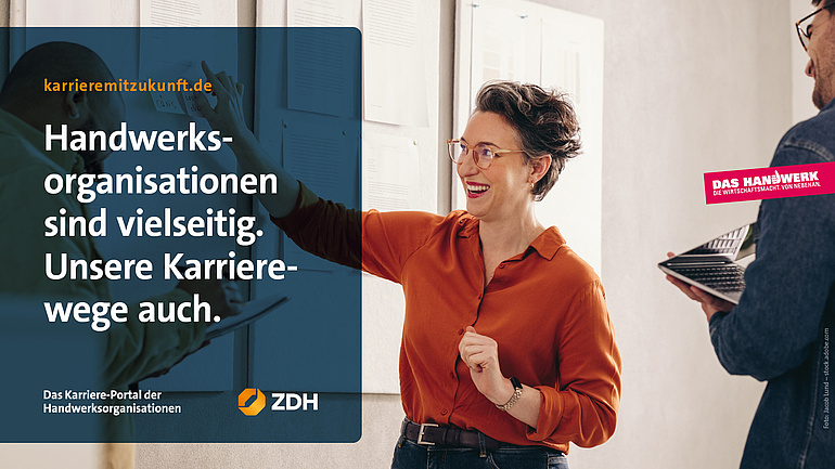 Frau mit roter Bluse vor einer Pinnwand im Gespräch mit Kollegen. Im Vordergrund der Text: "Handwerksorganisationen sind vielseitig. Unsere Karrierewege auch."