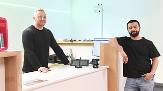 Die beiden Orthopädieschuhmacher und Unternehmer Patrick Berkel und Volkan Midik in ihrem Büro.