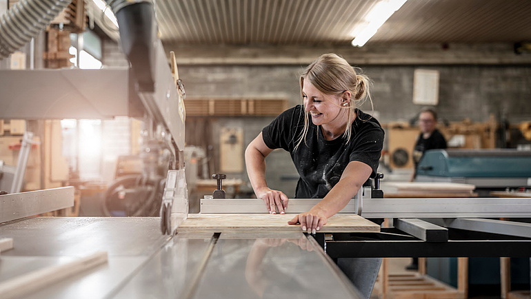 Schreinerin bei der Arbeit an der Werkbank